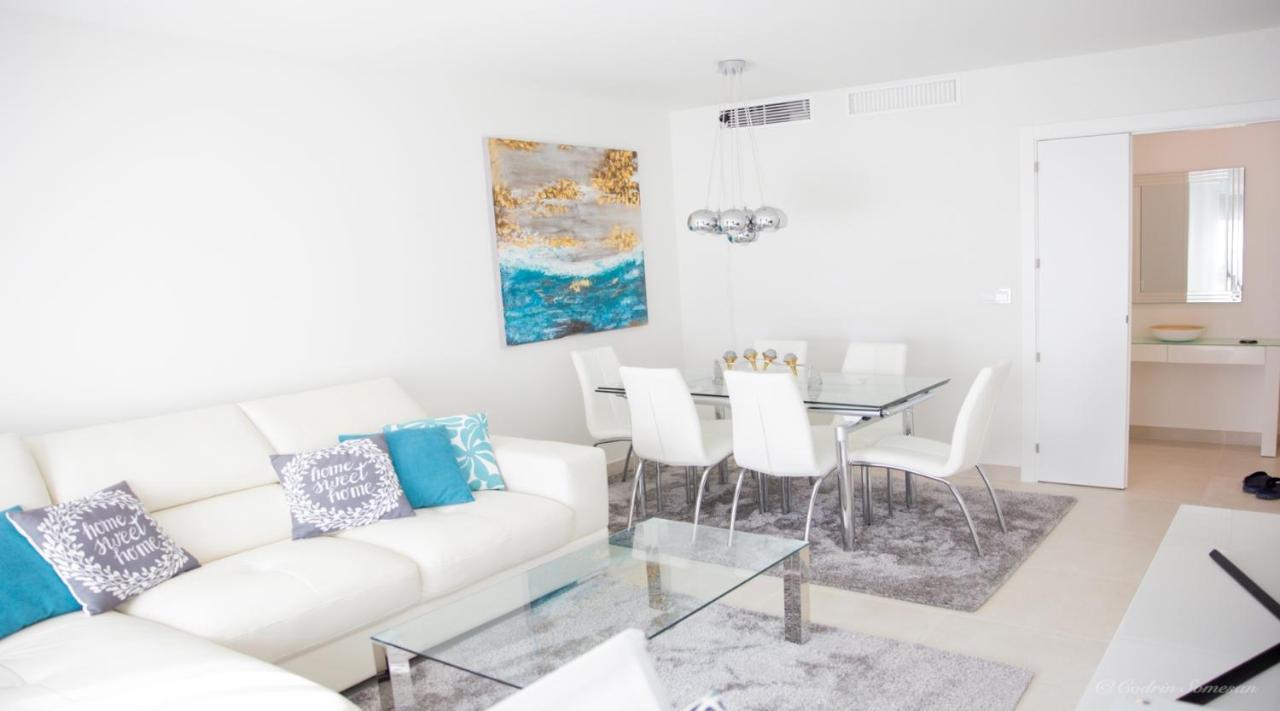 Lovely Centrally Located In Apartment *