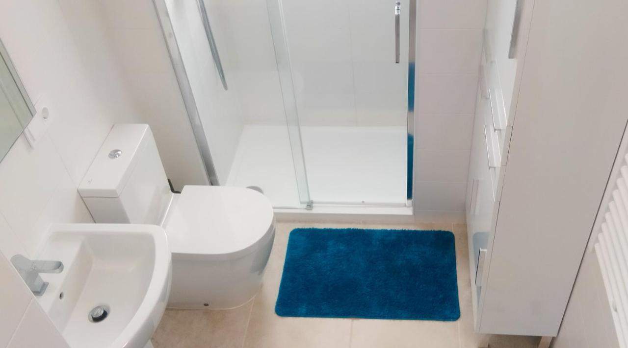 Lovely Centrally Located In Apartment *